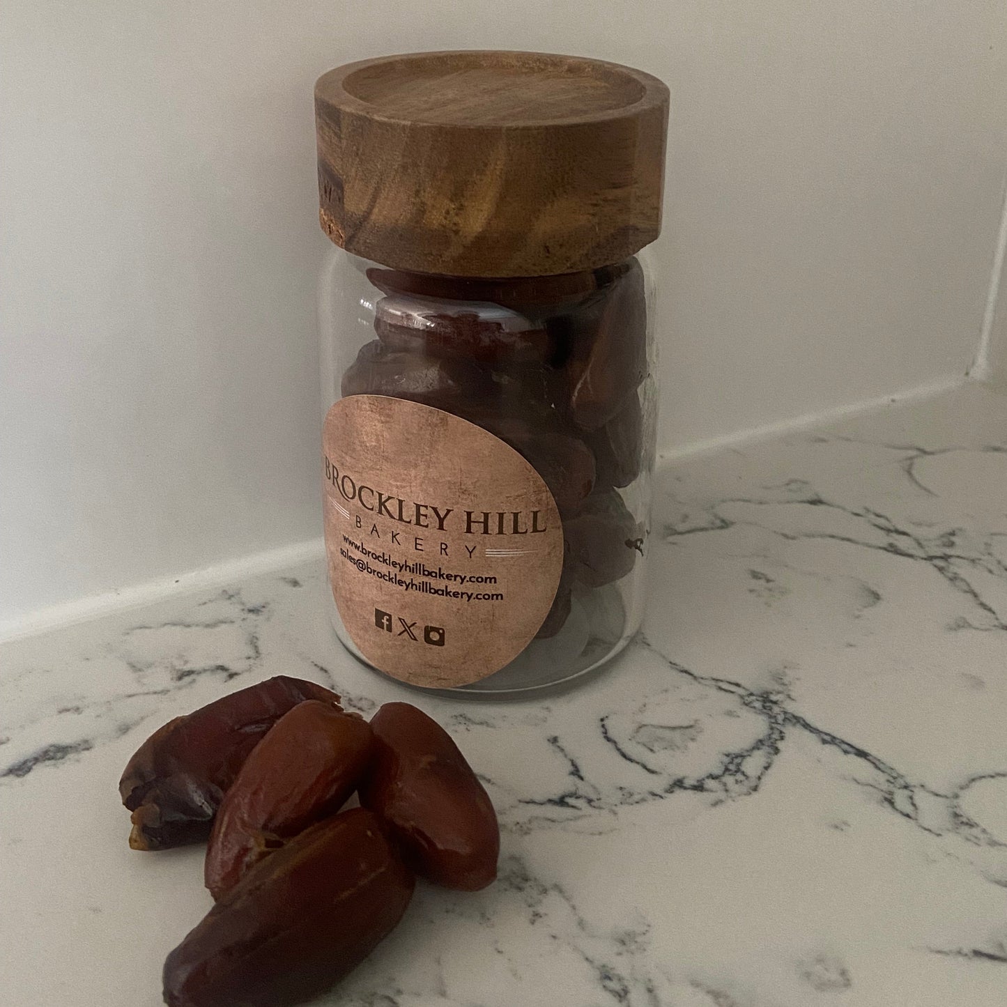 Caramelised Nuts, Dates & Crackers Git Box